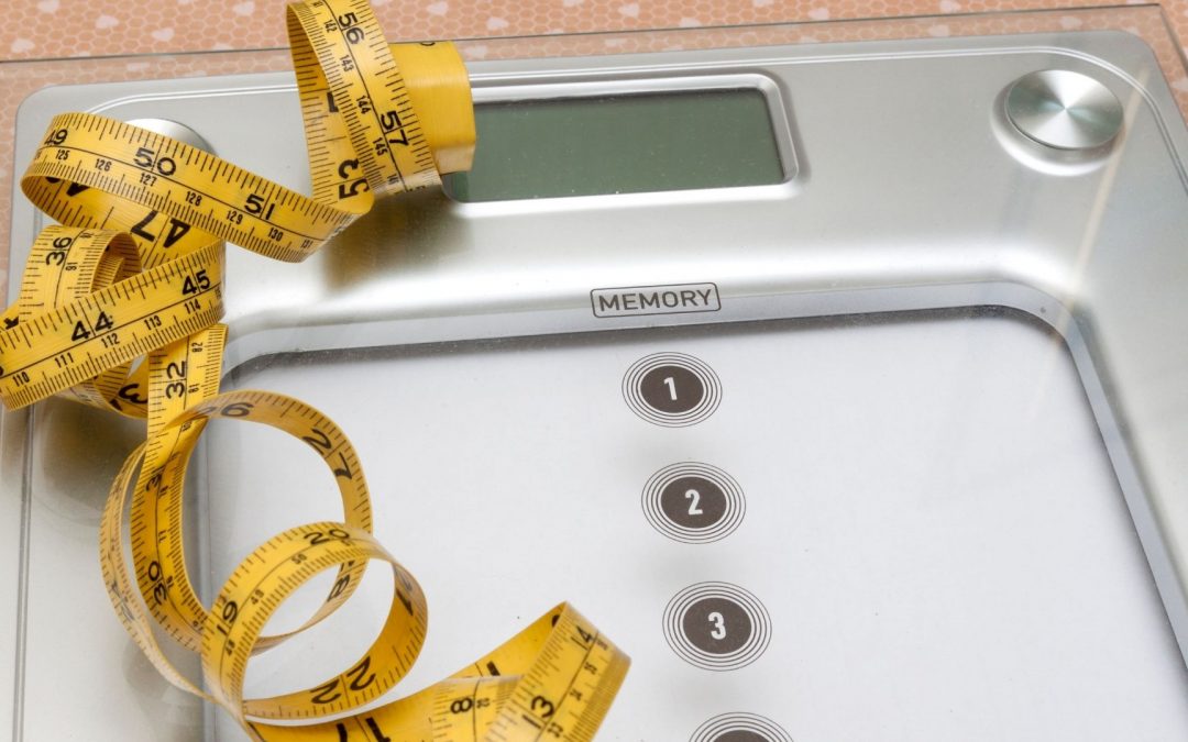 Aprende la diferencia entre calcular tu % de grasa, y tu peso en báscula